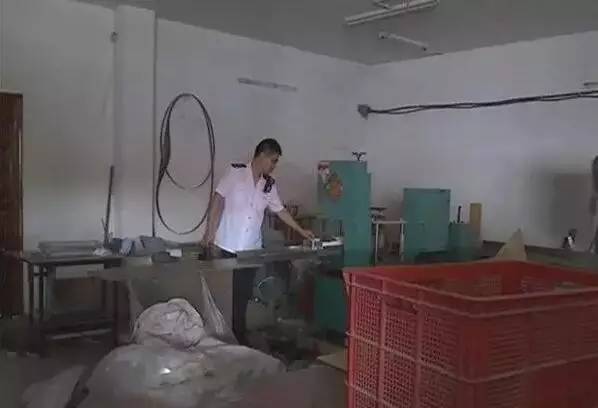 丹陽(yáng)一紙制品廠被查 生產(chǎn)環(huán)境惡劣 餐盒被爆屬三無(wú)產(chǎn)品